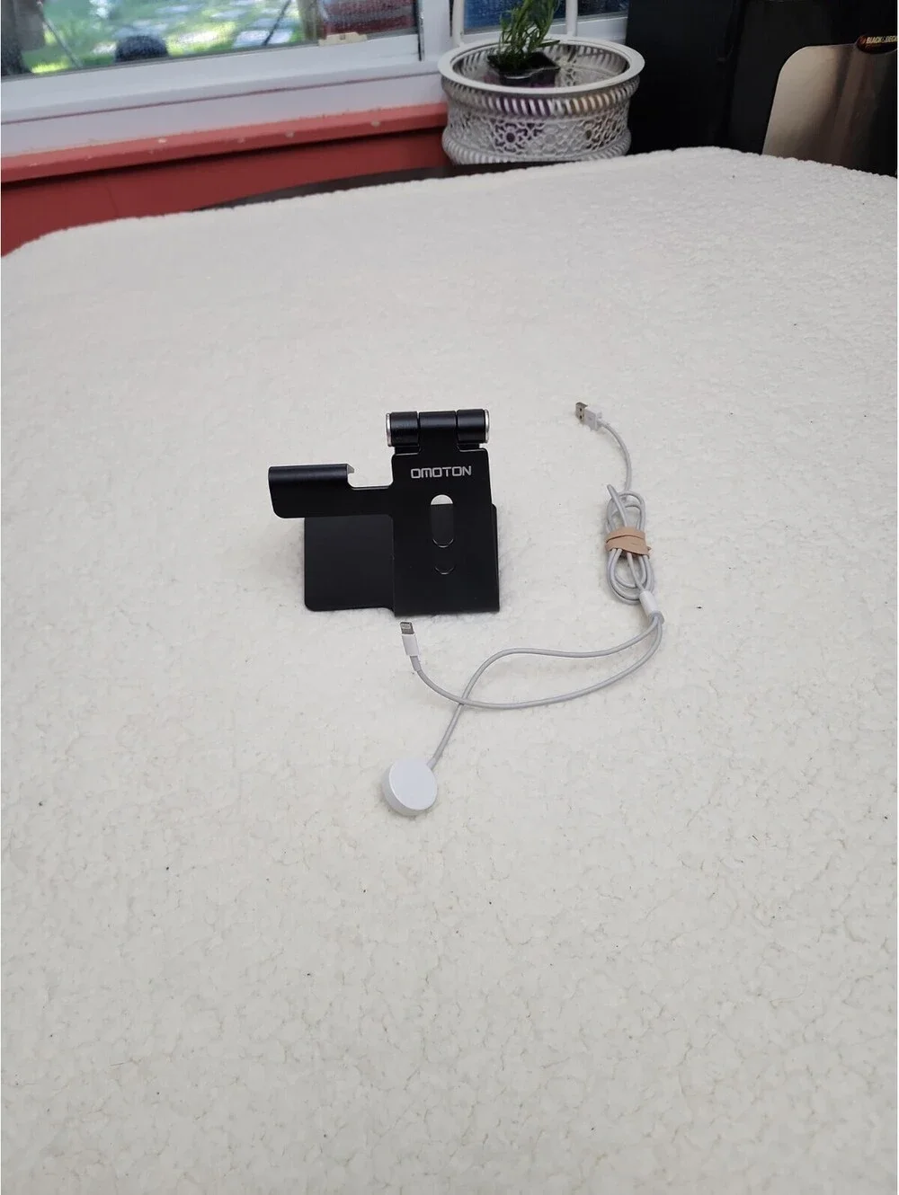 OMOTON Aluminum Phone Stand Desk Holder Apple Watch USB Charger Dock Silver BLAC
